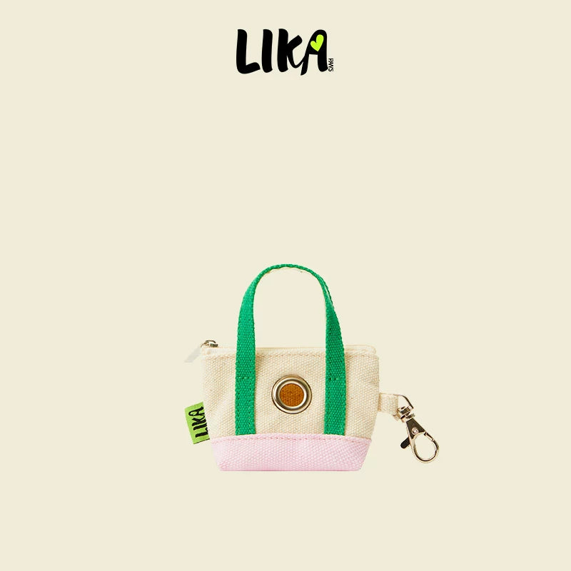 LIKAPAWS Reisetasche aus Canvas für Katzen- und Hundebedarf mit farblich abgesetztem Design und schräger Öffnung.